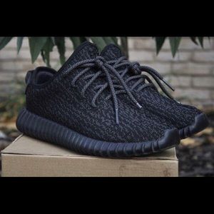 Yeezy 350 Pirate black size 8